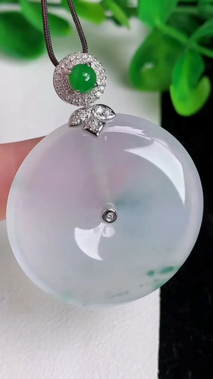 天然A货翡翠种飘花平安扣吊坠，尺寸35.3-5.6，重量:16.15g
6月21日
