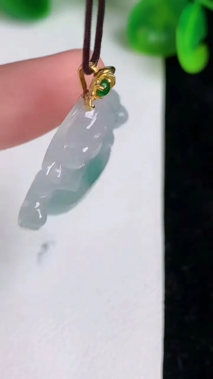 天然A货翡翠种飘花佛公吊坠，尺寸26-28.2-5.8，重量:4.99g
6月21日