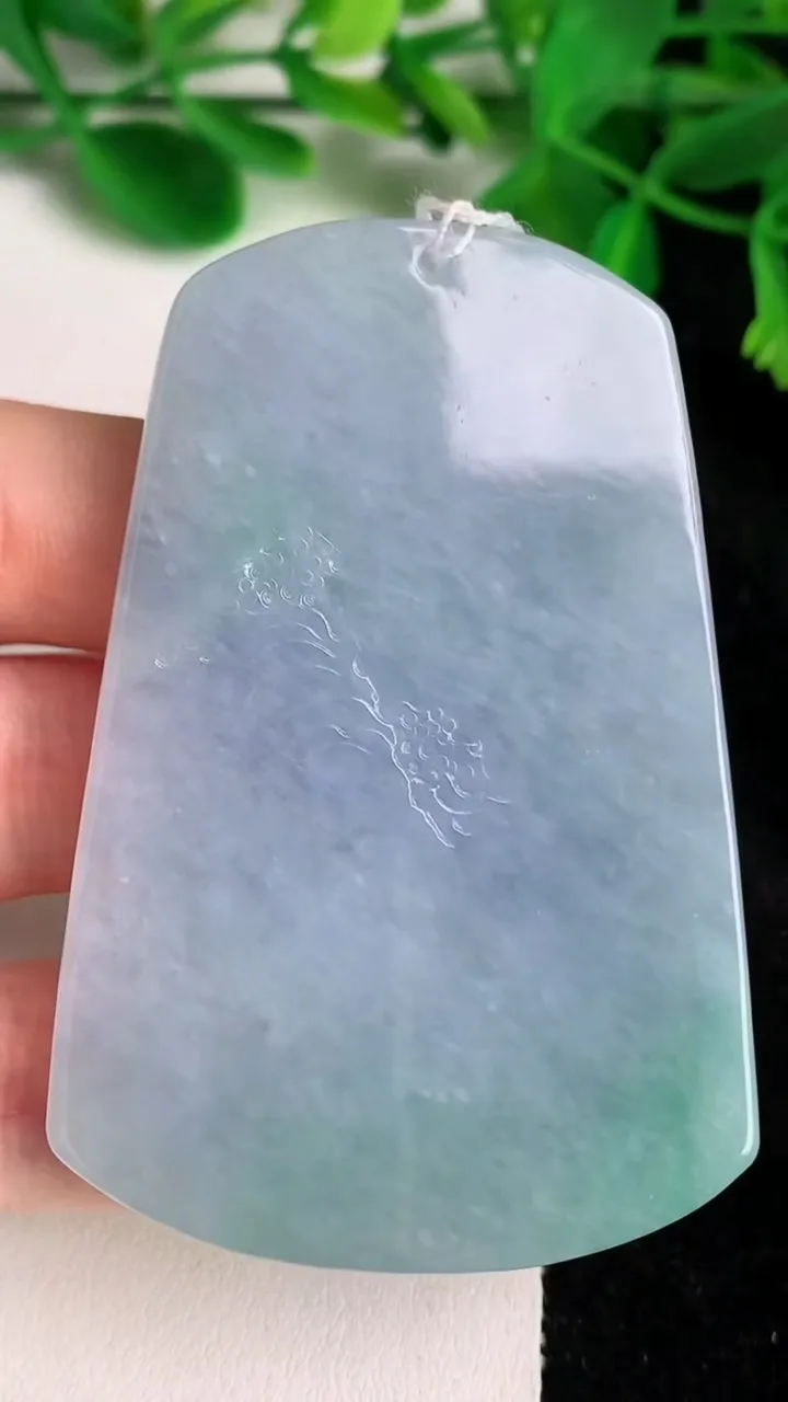 天然A货翡翠春带彩紫罗兰山水牌吊坠，尺寸64-43.3-11，重量:69.50g
6月21日