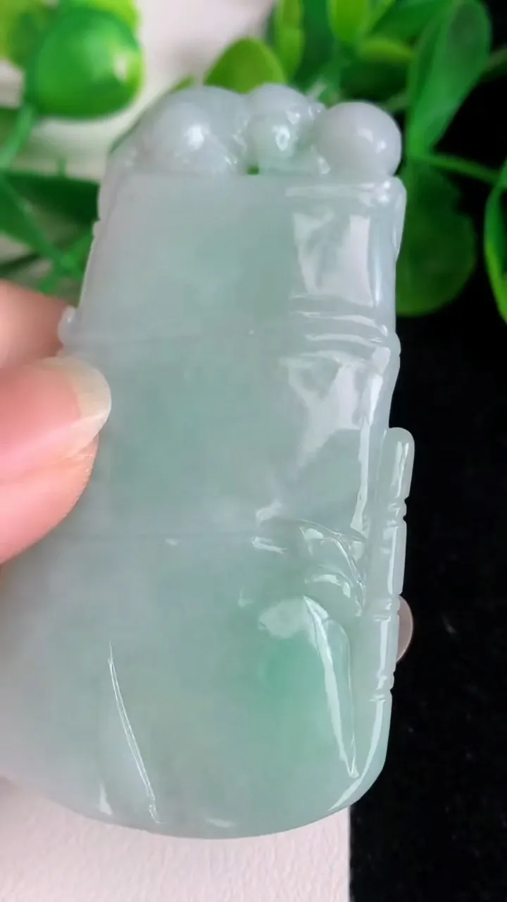 天然A货翡翠节节高升 竹节吊坠，尺寸65.3-37-11，重量:51.16g
6月21日