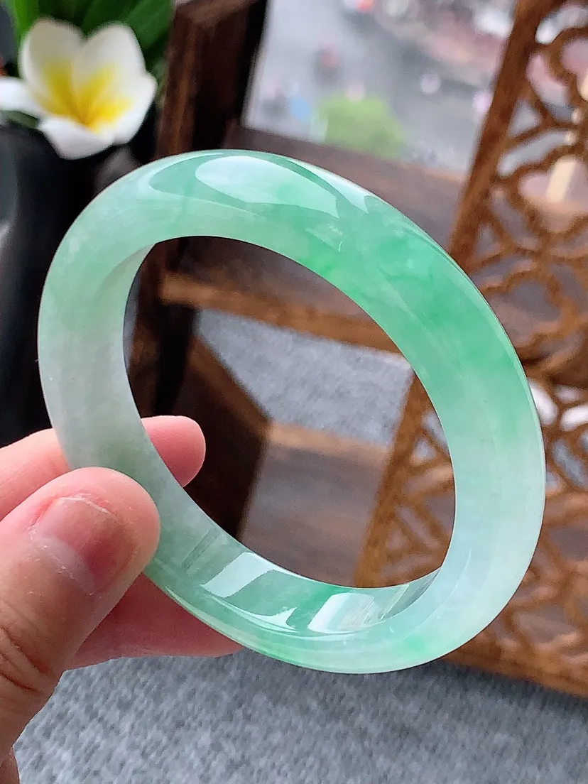 天然A货翡翠飘绿正装正圈手镯52-53小圈口 尺寸52×11×7.6mm 重量47.82g 0620