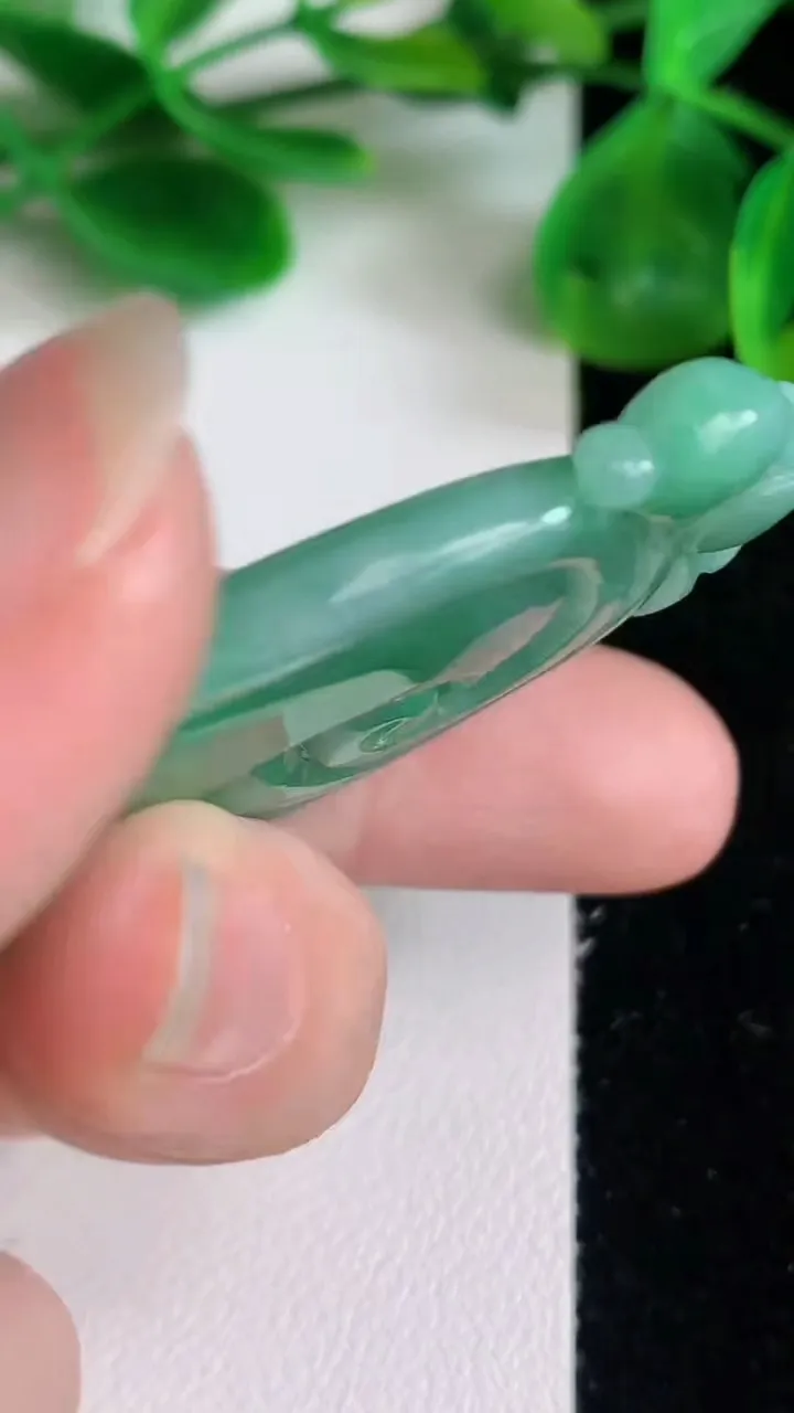天然A货翡翠如意吊坠，尺寸52.8-29-5，重量:17.46g
6月21日