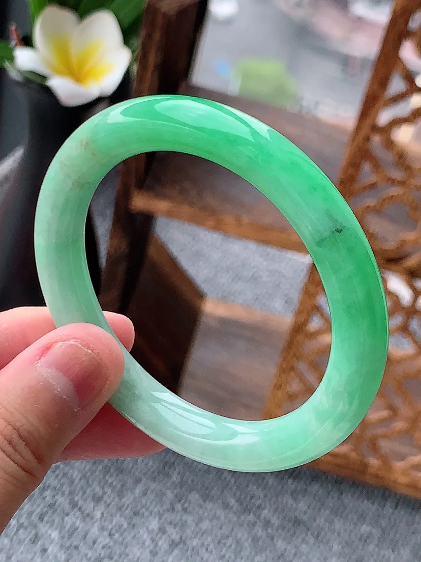 天然A货翡翠满绿圆条手镯52-53小圈口 尺寸52×8.6mm 重量39.76g 0620