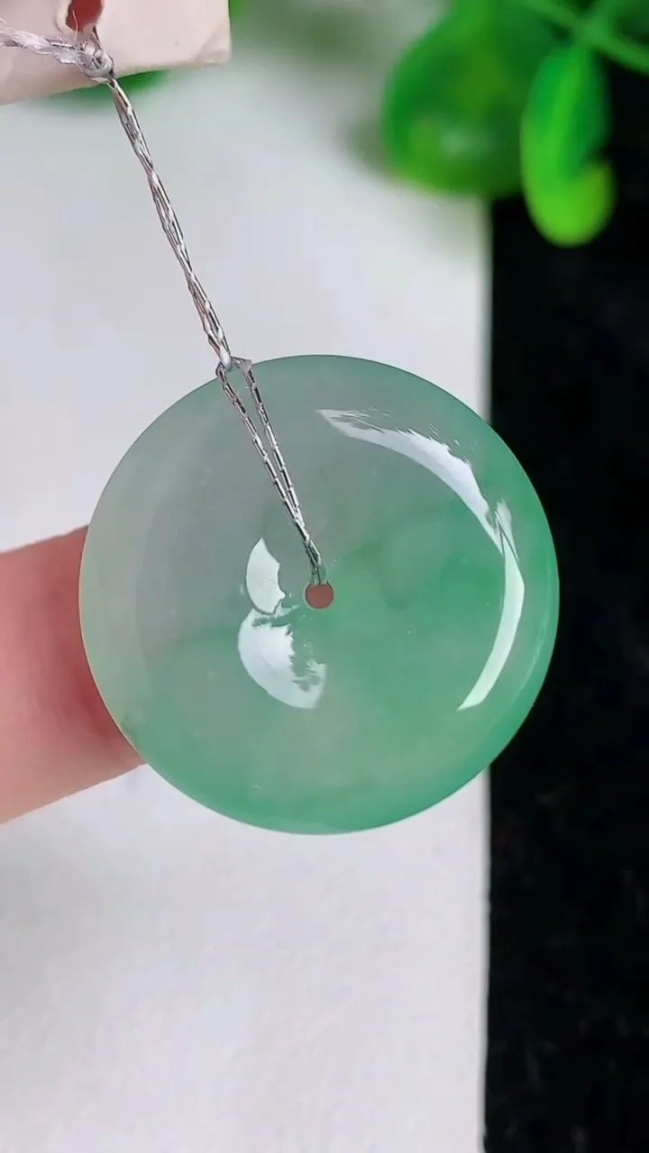 天然A货翡翠平安扣吊坠，尺寸23.4-5，重量:5.64g
6月21日