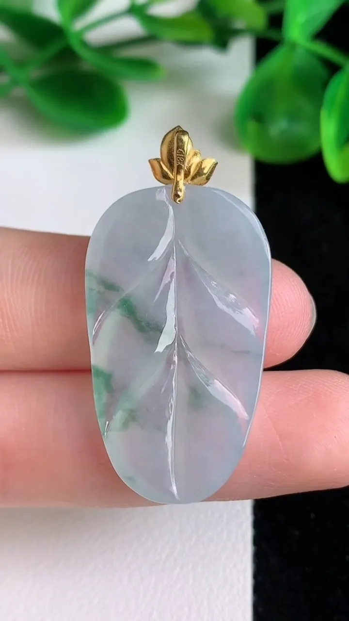 天然A货翡翠18k金飘花金枝玉叶 叶子吊坠，尺寸32.4-19-3.7，重量:4.92g
6月21日