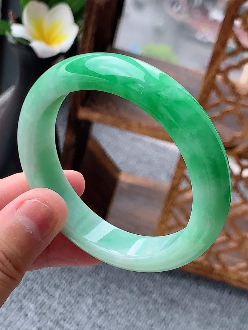 天然A货翡翠飘绿正装正圈手镯52-53小圈口 尺寸52.5×12.5×8mm 重量54.22g 06