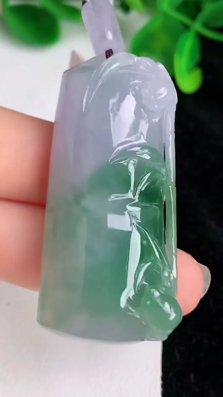 天然A货翡翠紫罗兰飘花竹节吊坠，尺寸49.2-23.5-12，重量:30.39g
6月21日