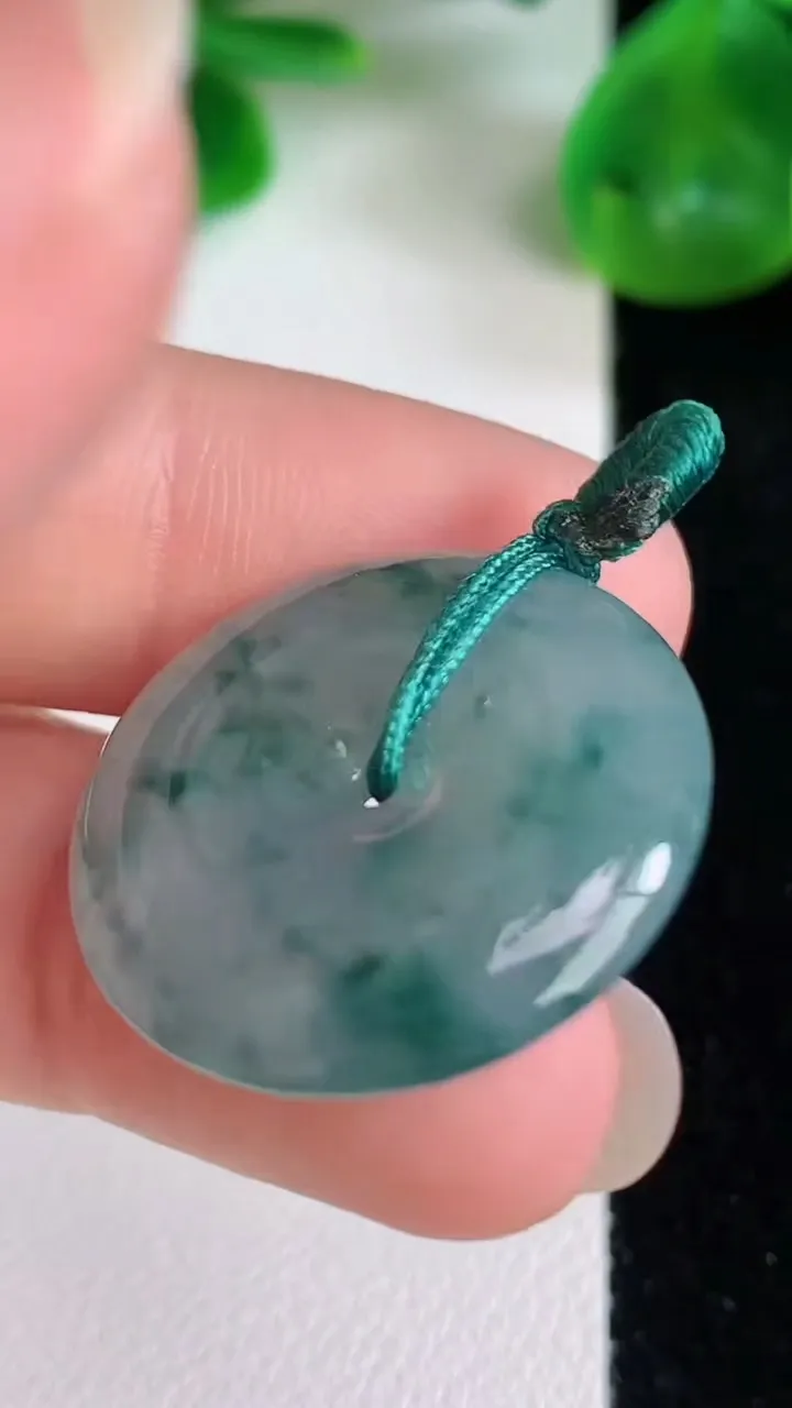 天然A货翡翠飘花平安扣吊坠，尺寸23.5-5.3，重量:6.04g
6月21日