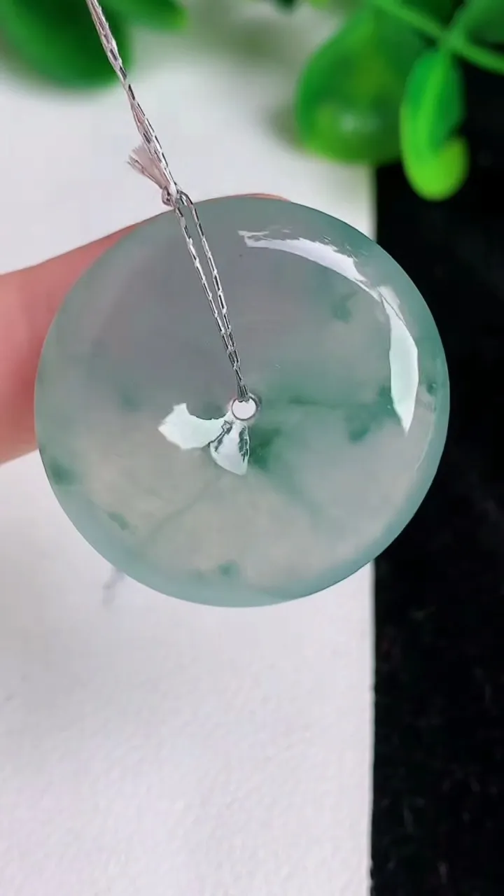 天然A货翡翠种飘花平安扣吊坠，尺寸29-5.7，重量:10.38g
6月21日