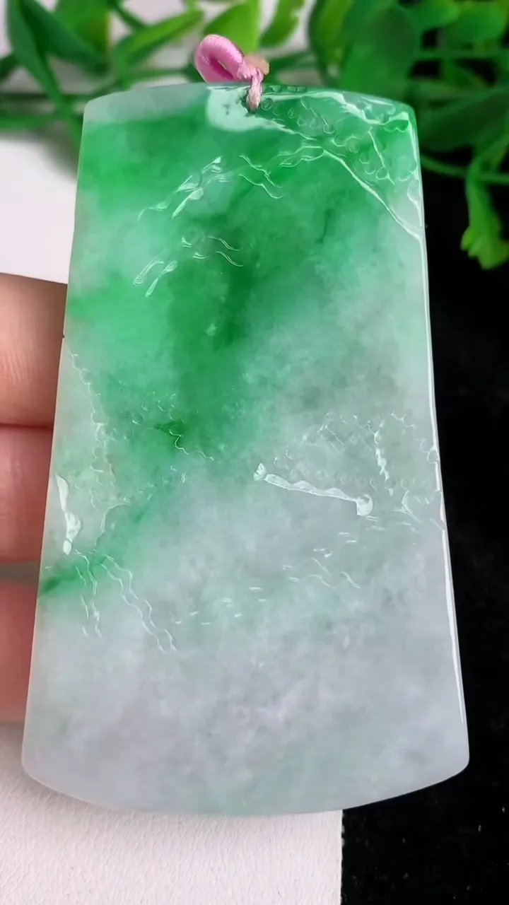 天然A货翡翠山水牌吊坠，尺寸77-46.5-5.8，重量:51.30g
6月21日