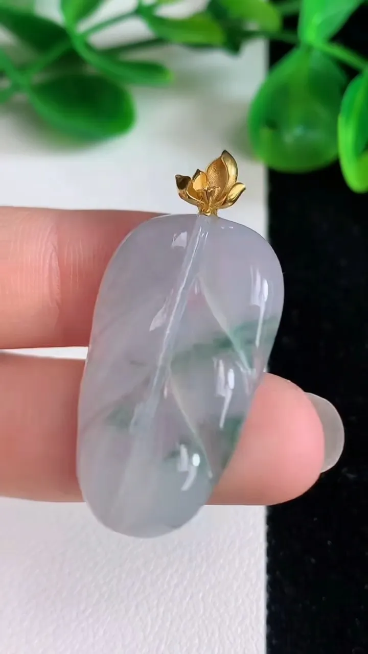 天然A货翡翠18k金飘花金枝玉叶 叶子吊坠，尺寸32.4-19-3.7，重量:4.92g
6月21日