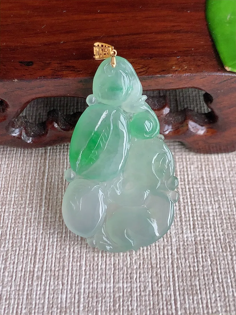 天然A货翡翠18K金扣头飘绿生肖猴吊坠尺寸39×23.8×3.8m量6.22g 0621