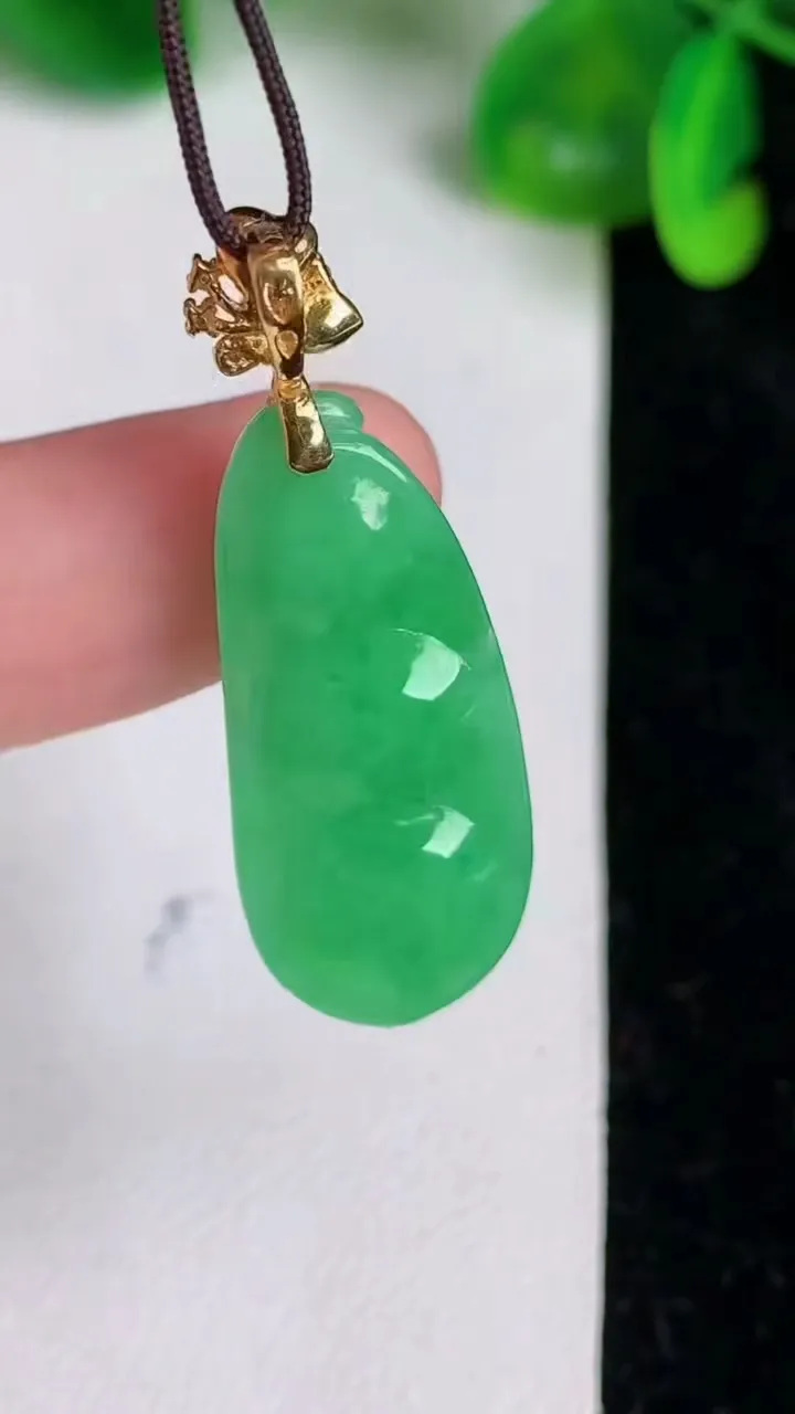 天然A货翡翠福豆吊坠，尺寸30.3-13-7.8，重量:5.30g
6月21日