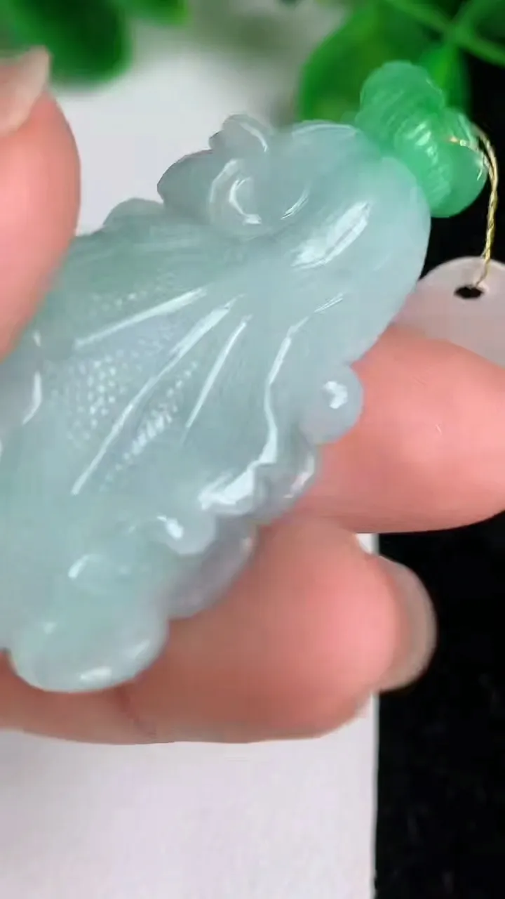 天然A货翡翠白菜吊坠，尺寸46.7-29.2-11，重量:17.43g
6月21日