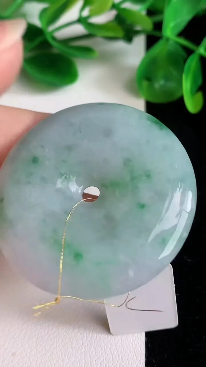 天然A货翡翠平安扣吊坠，尺寸44-7，重量:30.77g
6月21日