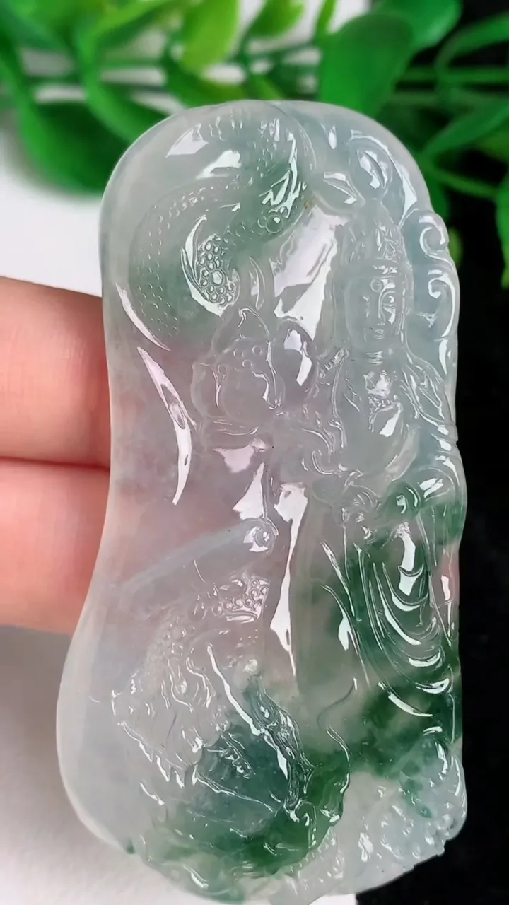 天然A货翡翠种飘花大势至菩萨吊坠，尺寸68.4-36-7，重量:37.13g
6月21日