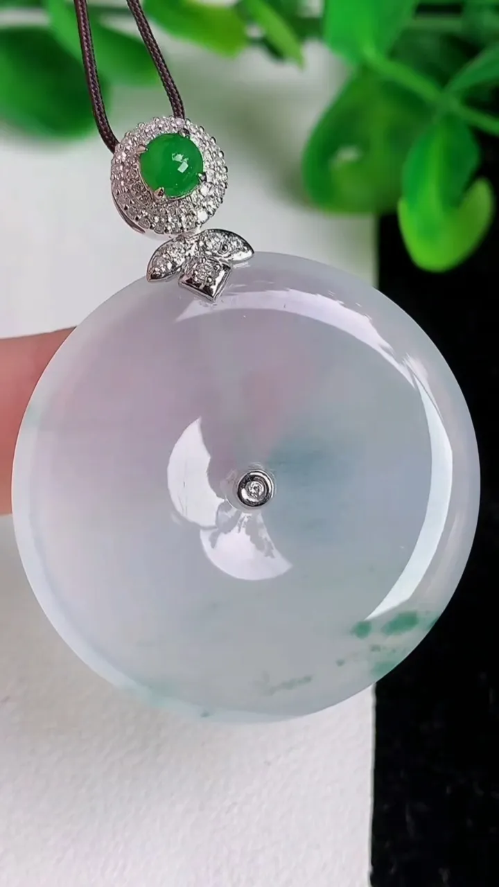 天然A货翡翠种飘花平安扣吊坠，尺寸35.3-5.6，重量:16.15g
6月21日