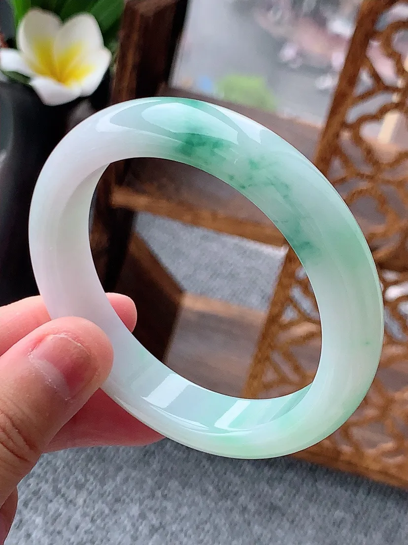 天然A货翡翠飘绿正装正圈手镯55-56圈口尺寸55×12×8m量57.86g 0620