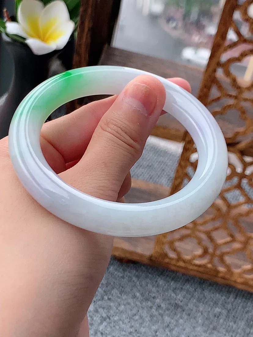 天然A货翡翠淡春彩淡紫罗兰飘绿圆条手镯56-57圈口 尺寸56.3×10.8mm 重量64.51g 0620