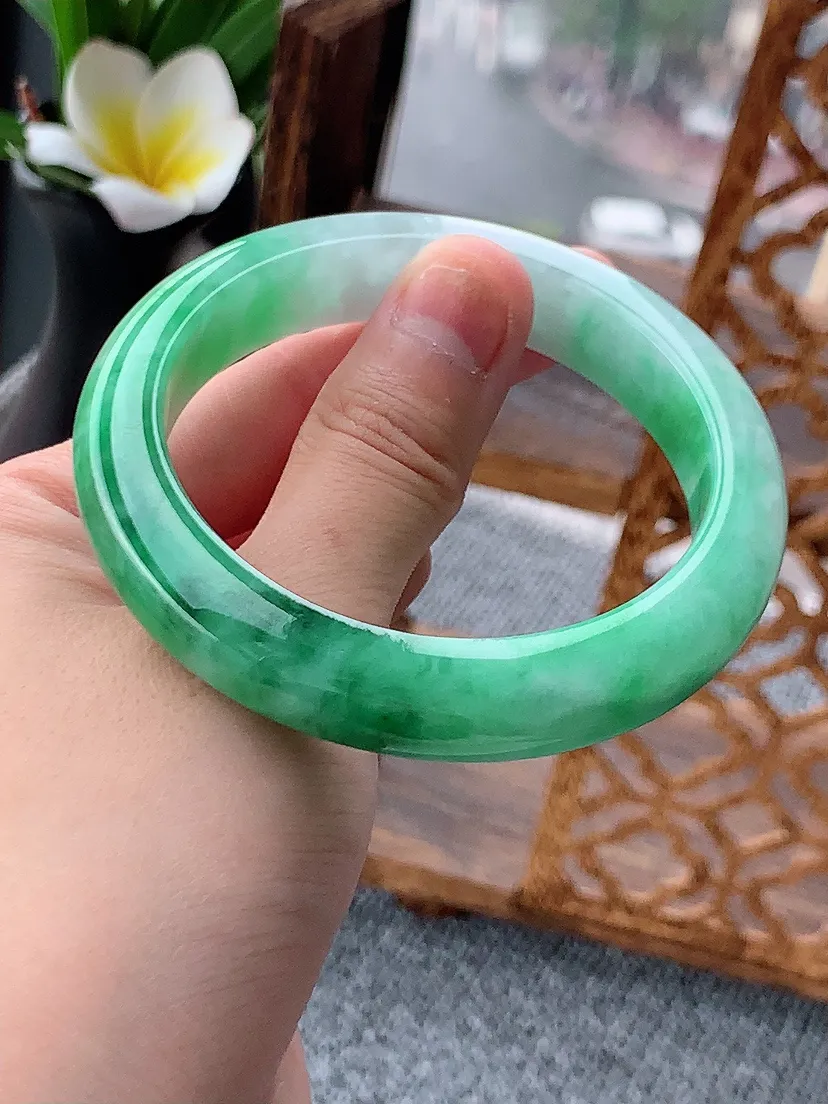 天然A货翡翠飘绿正装正圈手镯56-57圈口 尺寸56.8×12×8.6mm 重量64.00g 0620