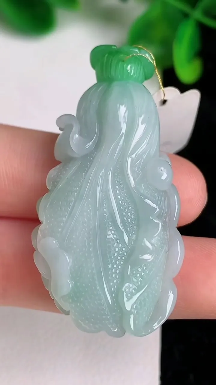 天然A货翡翠白菜吊坠，尺寸46.7-29.2-11，重量:17.43g
6月21日