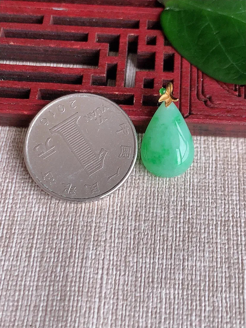 天然A货翡翠18K金扣头飘绿水滴吊坠尺寸21×16.5×11.5×5.4m量2.18g 0621