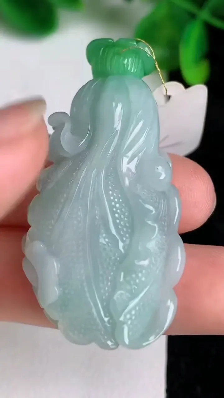 天然A货翡翠白菜吊坠，尺寸46.7-29.2-11，重量:17.43g
6月21日