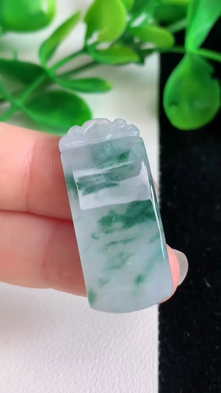 天然A货翡翠飘花手牌，尺寸33-14.4-6.5，重量:8.03g
6月21日