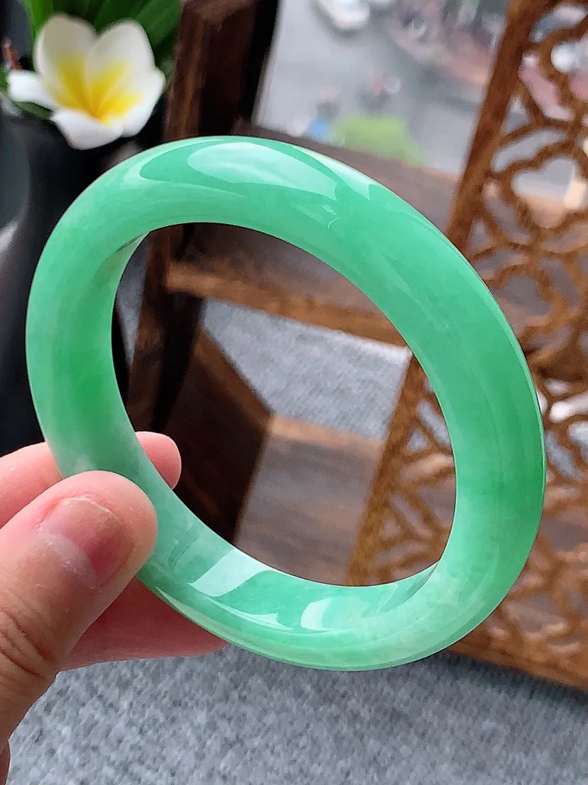 天然A货翡翠满绿正装正圈手镯57-58圈口 尺寸57×12×8.6mm 重量61.73g 0620