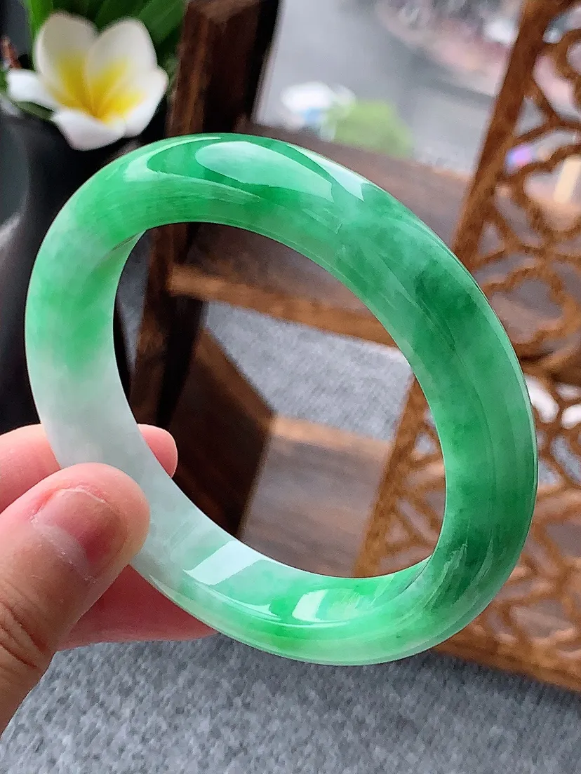 天然A货翡翠飘绿正装正圈手镯56-57圈口 尺寸56.8×12×8.6mm 重量64.00g 062