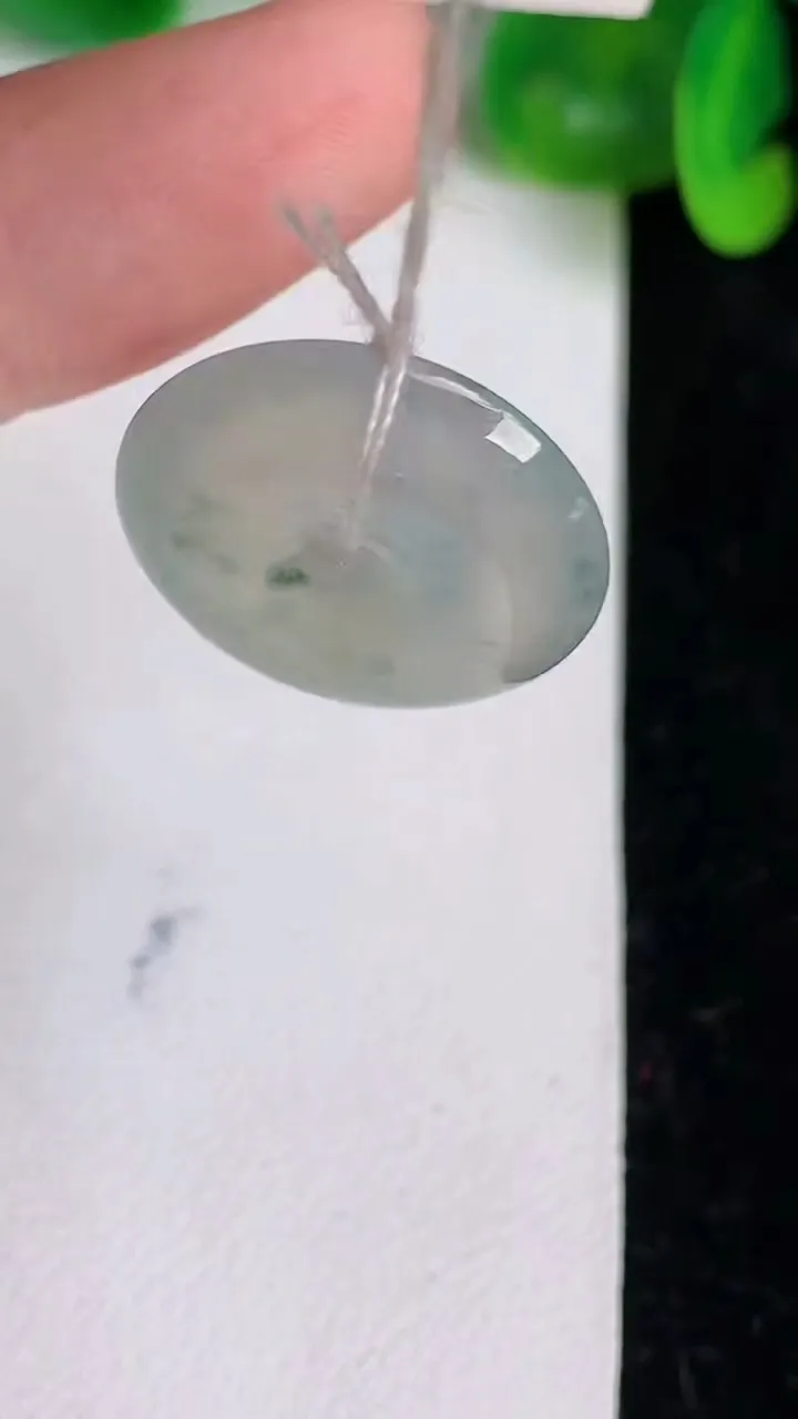天然A货翡翠冰种飘花平安扣吊坠，尺寸20.2-5.5，重量:4.75g
6月21日