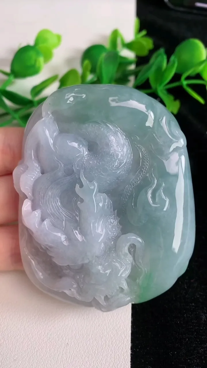 天然A货翡翠龙牌吊坠，尺寸73-58-12，重:110.29g
6月21日
