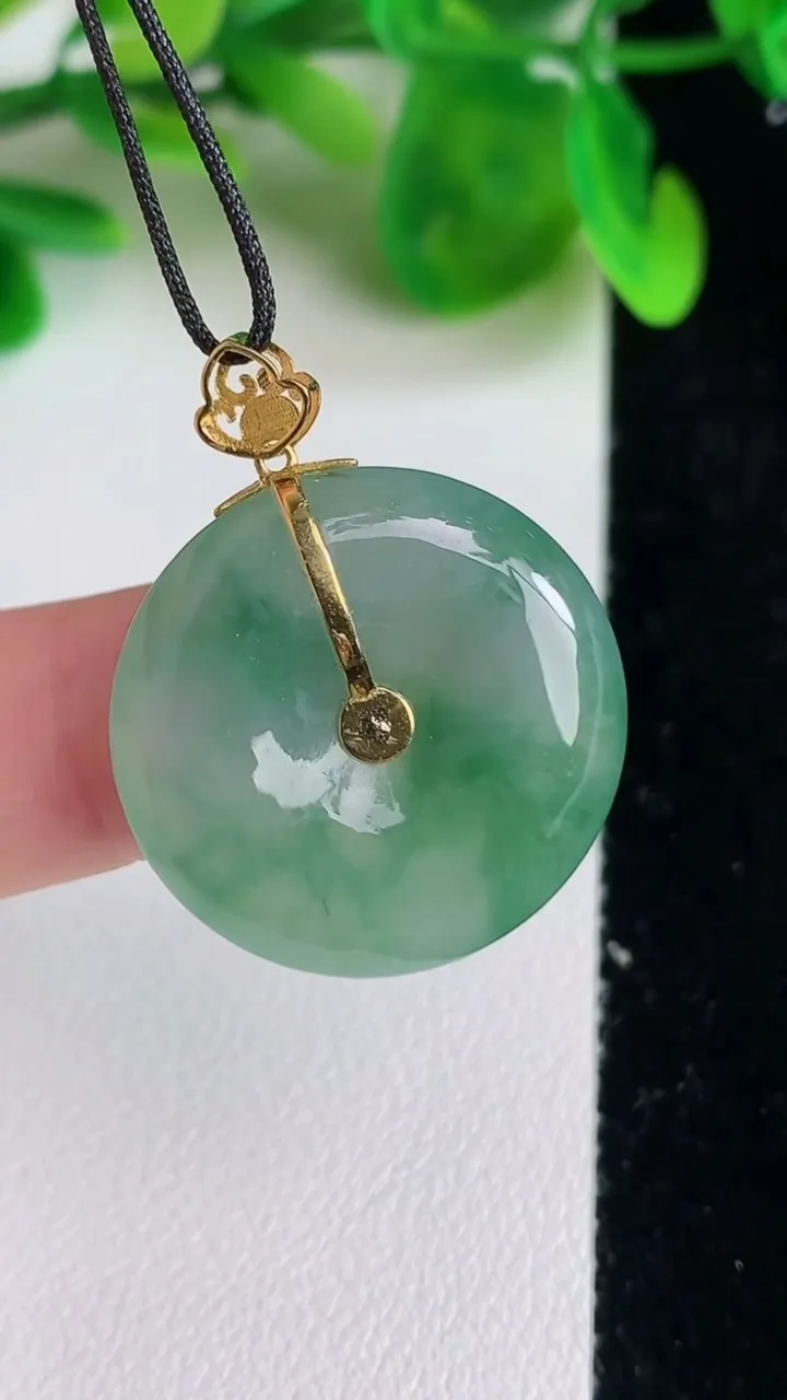 天然A货翡翠平安扣吊坠，尺寸23.3-5.3，重:5.45g
6月21日