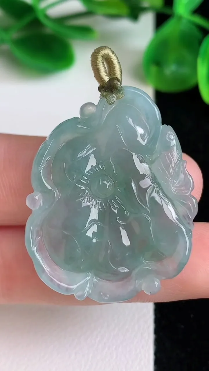 天然A货翡翠和和美美年年有余 荷叶鱼吊坠，尺寸34.5-27.6-6，重量:10.31g
6月21日
