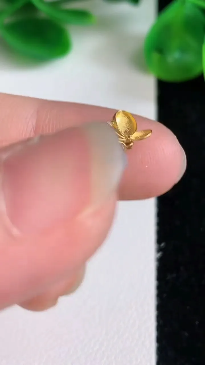 天然A货翡翠18k金飘花佛公吊坠，尺寸18.3-24.5-3.7，重量:2.87g
6月21日