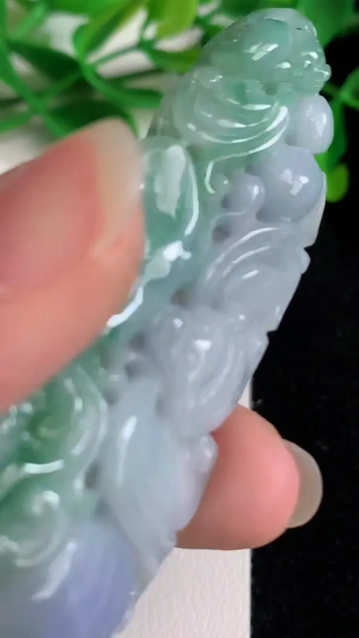 天然A货翡翠春带彩蝙蝠吊坠，尺寸69-25.6-9，重量:25.90g
6月21日