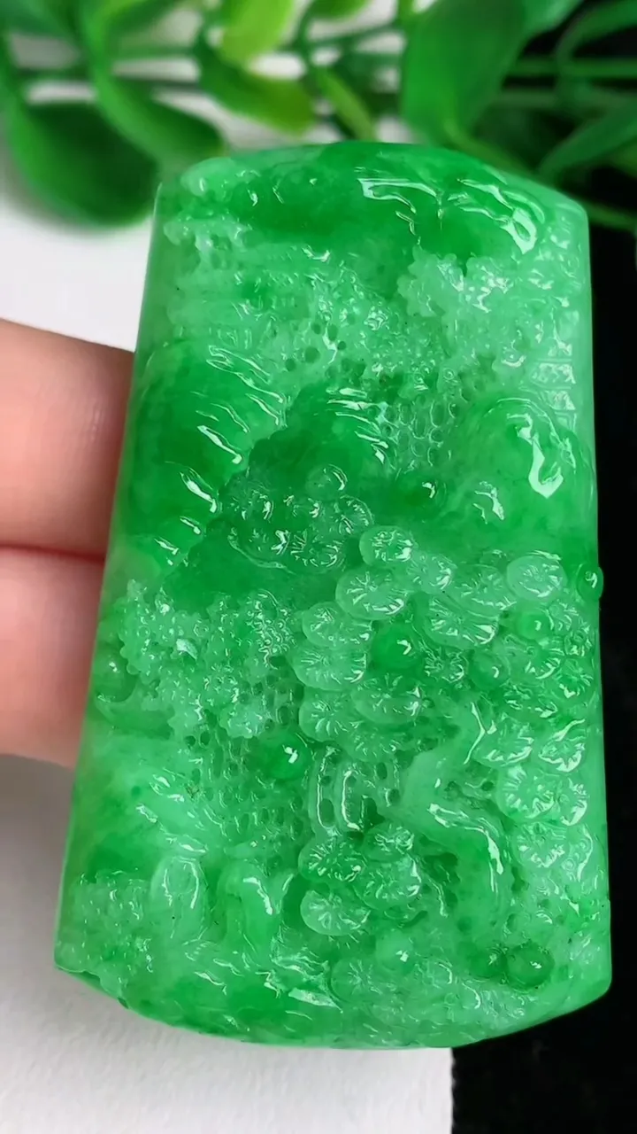 天然A货翡翠山水牌吊坠，尺寸62-37.7-7，重量:34.26g
6月21日