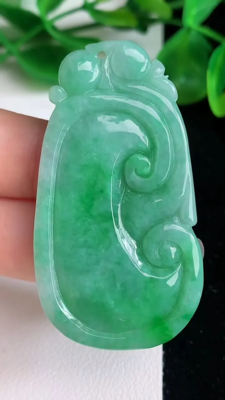天然A货翡翠如意吊坠，尺寸52.8-29-5，重量:17.46g
6月21日