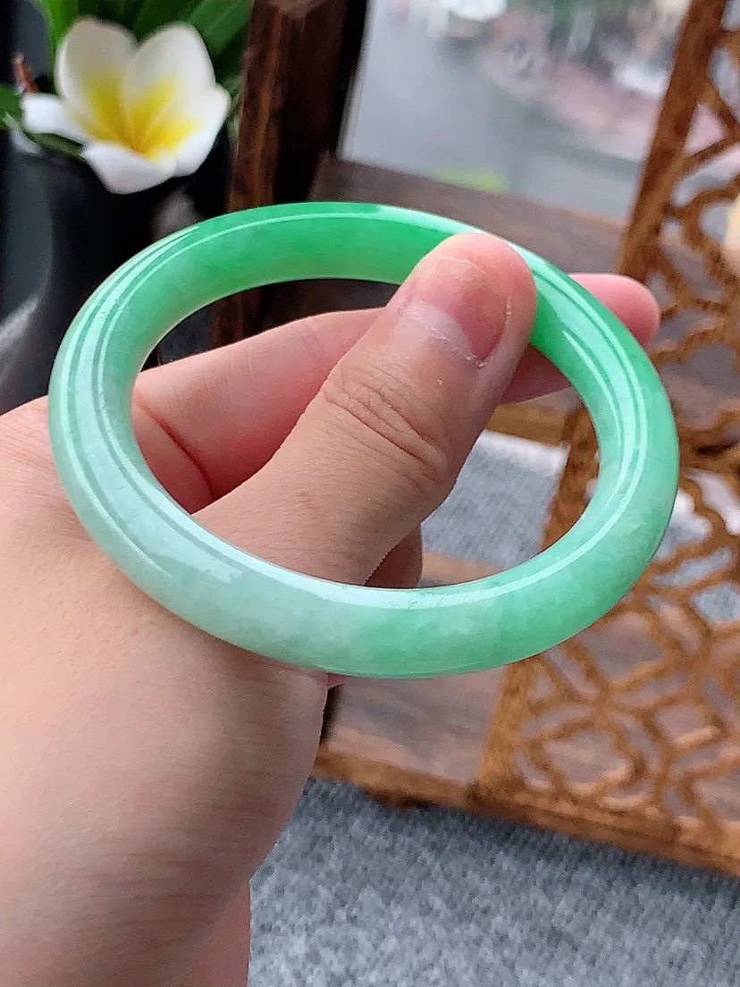 天然A货翡翠满绿圆条手镯52-53小圈口 尺寸52×8.6mm 重量39.76g 0620