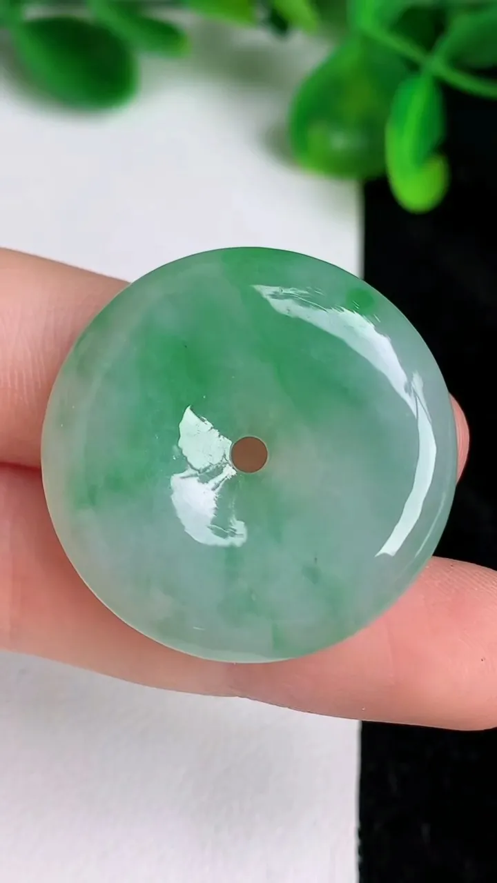 天然A货翡翠平安扣吊坠，尺寸30.8-5.7，重量:11.40g
6月21日