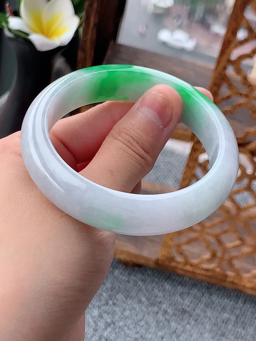 天然A货翡翠飘阳绿正装正圈手镯55-56圈口 尺寸55.6×13.8×8mm 重量64.42g 0620