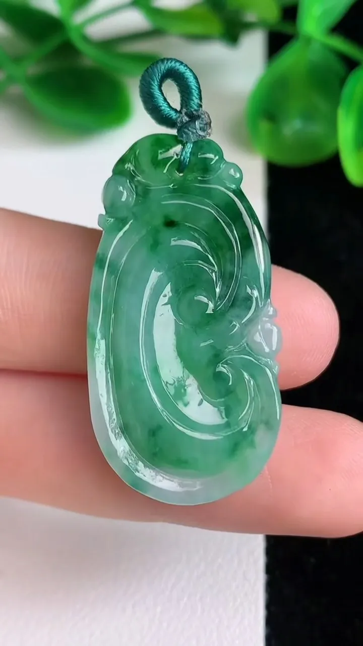 天然A货翡翠如意吊坠，尺寸36.4-18.2-4.7，重量:6.51g
6月21日