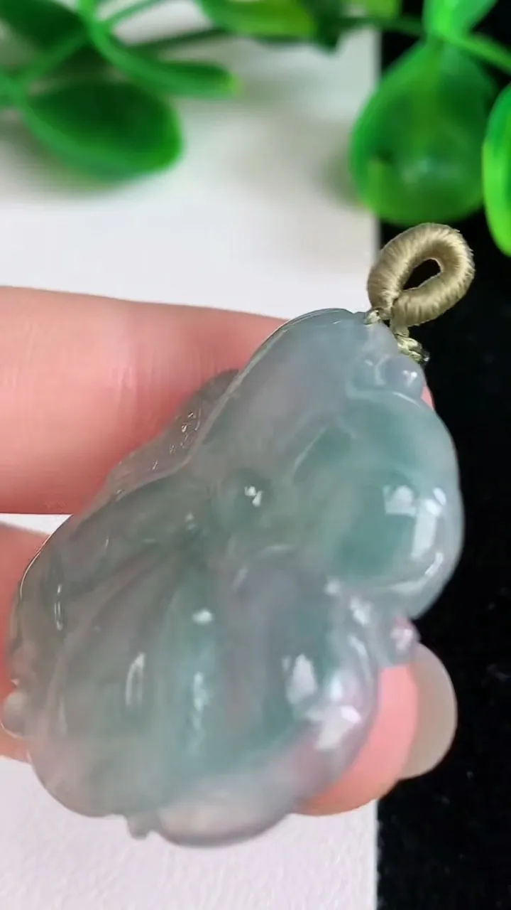 天然A货翡翠和和美美年年有余 荷叶鱼吊坠，尺寸34.5-27.6-6，重量:10.31g
6月21日