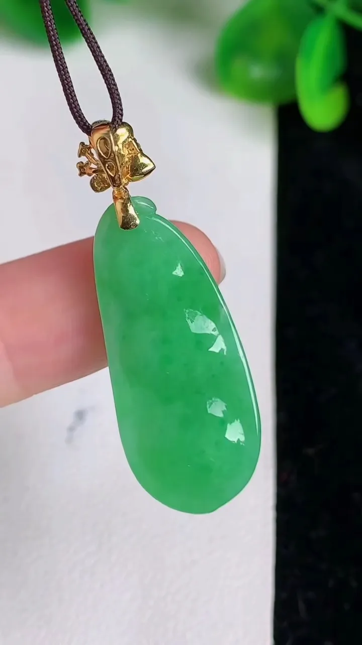 天然A货翡翠福豆吊坠，尺寸30.3-13-7.8，重量:5.30g
6月21日