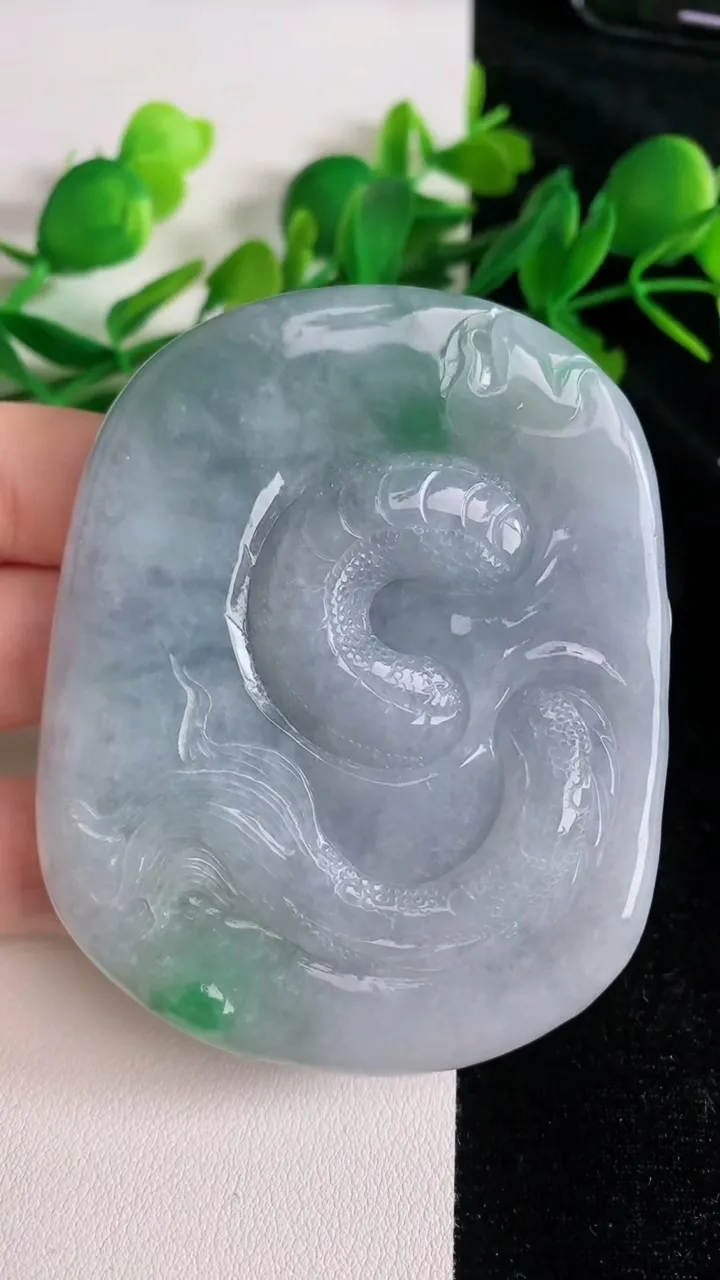 天然A货翡翠龙牌吊坠，尺寸73-58-12，重:110.29g
6月21日