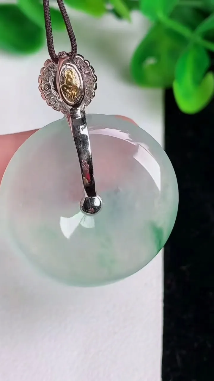 天然A货翡翠平安扣吊坠，尺寸29.5-5.5，重量:11.51g
6月21日