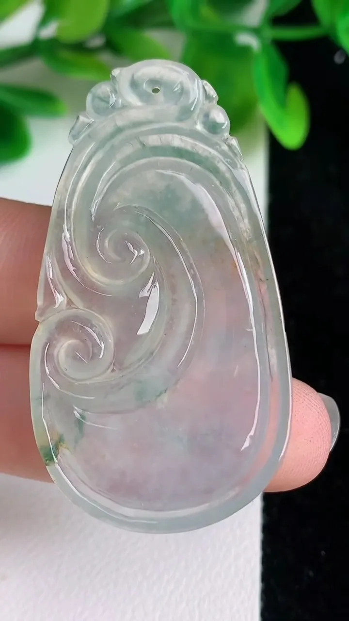 天然A货翡翠飘花如意吊坠，尺寸48-26-5.5，重:10.77g
6月21日
