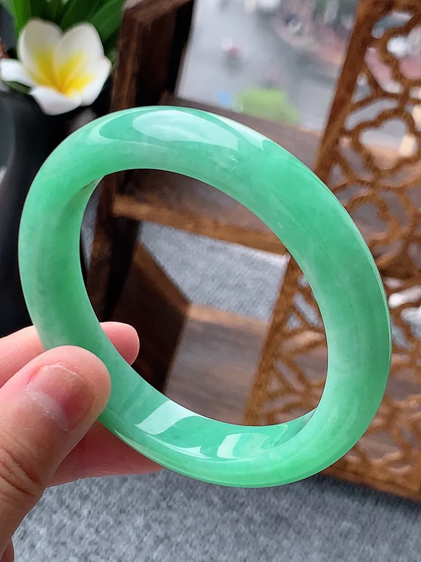 天然A货翡翠满绿正装正圈手镯57-58圈口 尺寸57×12×8.6mm 重量61.73g 0620