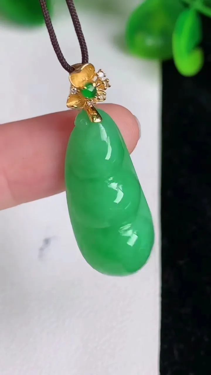 天然A货翡翠福豆吊坠，尺寸30.3-13-7.8，重量:5.30g
6月21日