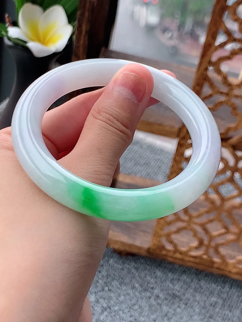 天然A货翡翠淡春彩淡紫罗兰飘绿圆条手镯56-57圈口 尺寸56.3×10.8mm 重量64.51g 0620